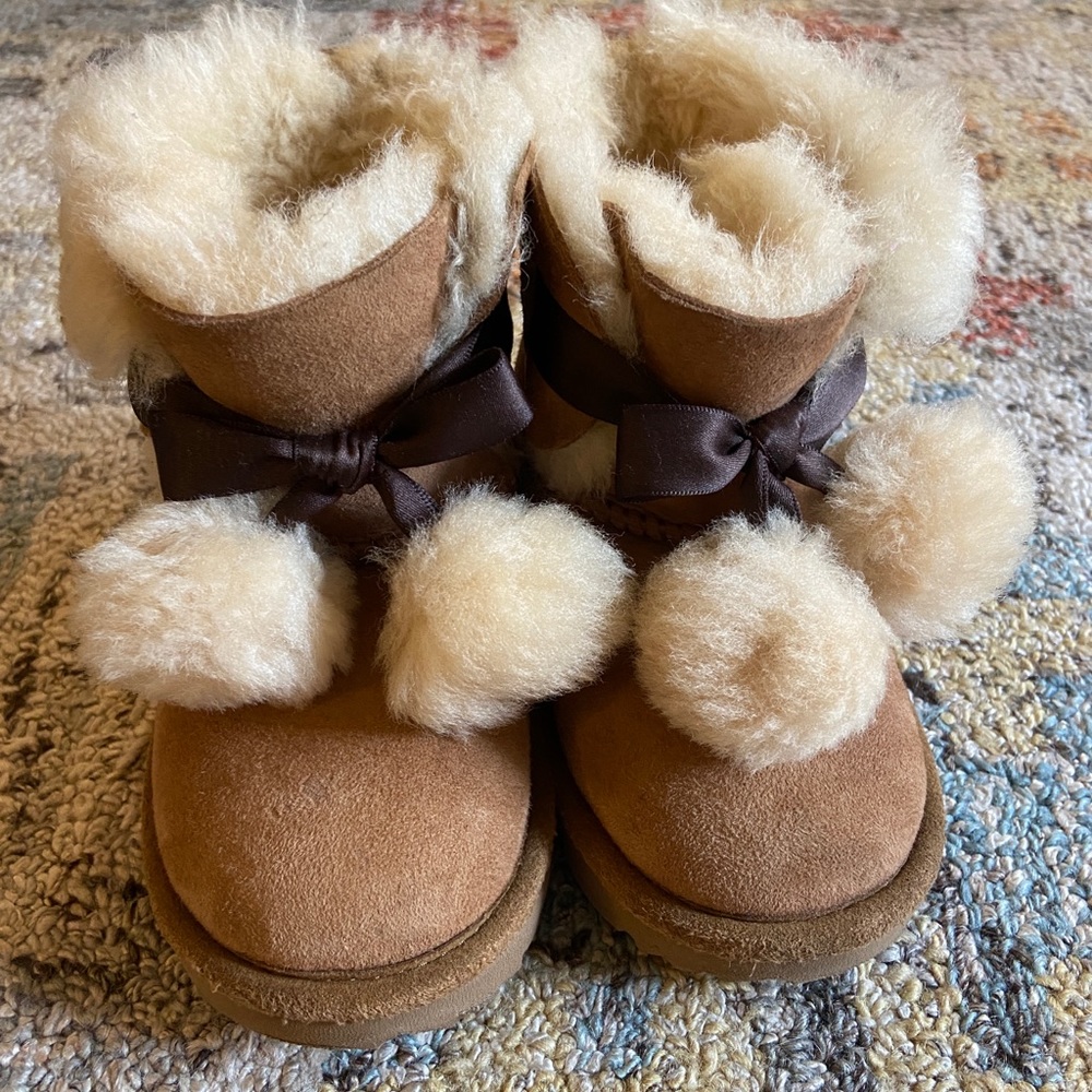 UGG GITA TODDLER. SIZE 8